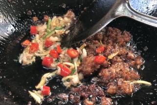 加入小米辣和葱姜蒜炒香