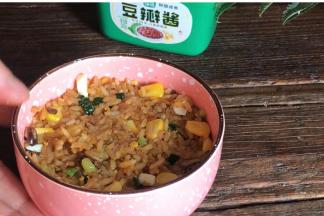 装入碗中，压实