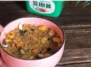 装入碗中，压实