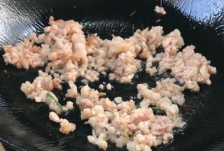 小心翼翼的倒出热油，锅留底油，放入肉末炒香