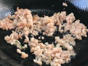 小心翼翼的倒出热油，锅留底油，放入肉末炒香