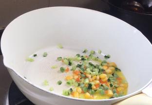 另起锅热油，放入焯水过的食材和黄瓜碎炒匀