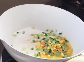 另起锅热油，放入焯水过的食材和黄瓜碎炒匀
