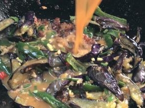 加入鱼香汁