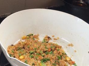 加入葱花炒匀