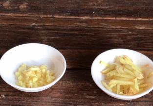 备好姜末和姜丝