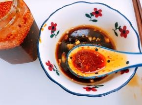 碗里加入蒜末，酱油，生抽，蚝油，白糖，红油辣椒拌匀