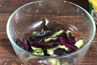 腌制好的茄子挤干水分