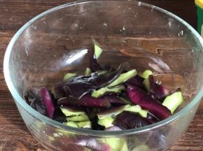 腌制好的茄子挤干水分