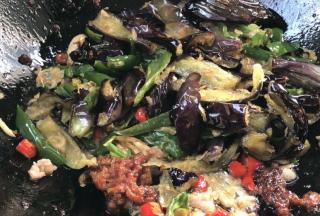 加入茄子、青椒