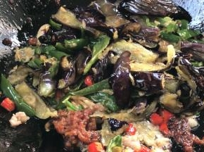 加入茄子、青椒