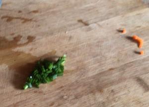 备好葱花，用胡萝卜碎切几个兔子眼睛和嘴巴