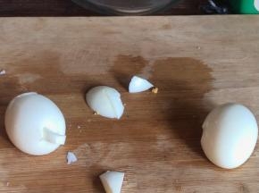 在鸡蛋的大头戳一个眼装上兔子尾巴