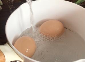 鸡蛋洗净放入锅中，加入清水煮沸