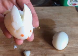 用胡萝卜碎装上兔子眼睛和嘴巴