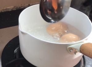 3分钟后把鸡蛋壳敲破，再煮3分钟