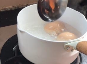 3分钟后把鸡蛋壳敲破，再煮3分钟