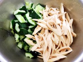 黄瓜和豆笋放入大盆里