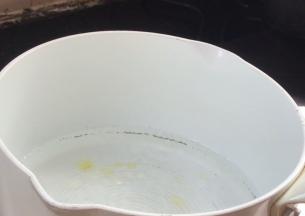 起锅烧开水，加入少许盐和油