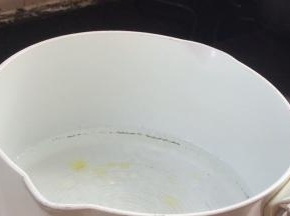起锅烧开水，加入少许盐和油