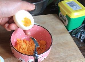 掏出蛋黄用来炒饭（如果不炒饭就不掏）