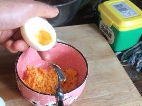 掏出蛋黄用来炒饭（如果不炒饭就不掏）