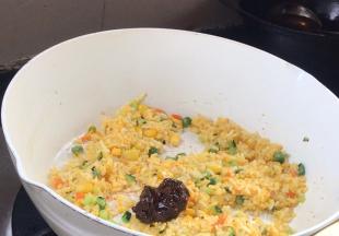 加入豆瓣酱翻炒均匀至出香味