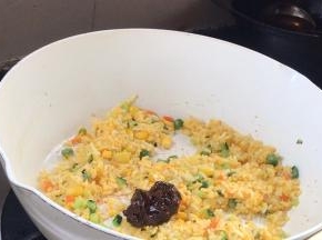加入豆瓣酱翻炒均匀至出香味