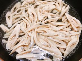 锅里烧水，水开后放入豆笋煮一分钟捞出沥干水