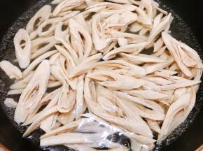 锅里烧水，水开后放入豆笋煮一分钟捞出沥干水