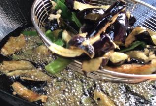 加入青椒，炸至茄子金黄色捞出沥油