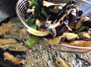 加入青椒，炸至茄子金黄色捞出沥油