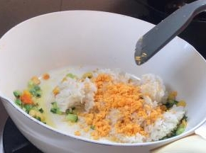 加入蛋黄炒匀