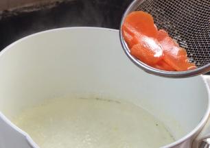 放入胡萝卜兔烫一下马上捞出备用