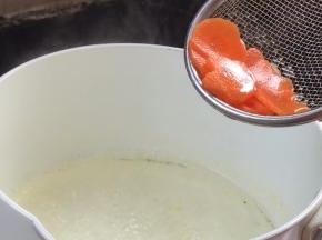 放入胡萝卜兔烫一下马上捞出备用