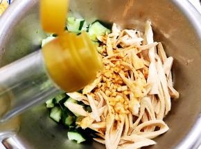 倒入调好的料汁，再淋上一些藤椒油