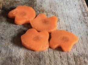 胡萝卜去皮洗净切薄片，用模具压出小兔子模样