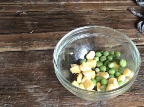 备好青豆和玉米粒