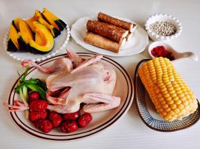 准备食材，鸽子处理干净。