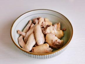 冷水冲洗干净，放入大口碗中。