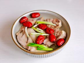 加入姜片，葱段，红枣。