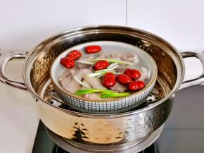 蒸锅中加水，放上蒸屉，再放汤碗。