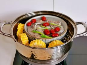 玉米切段放在鸽子汤的一层。