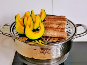 再放一层蒸屉，摆上山药段，南瓜。