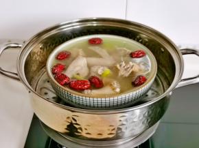 玉米，山药，南瓜蒸熟先取出，继续蒸鸽子汤，提前10分钟加盐，枸杞。