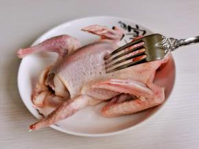 鸽子清洗干净，用食品叉扎出不规则洞洞眼，便于腌制时入味。