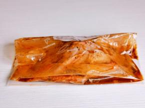 装入食品袋中，冷藏腌制一夜。