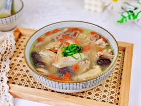 蒸好的鸡汤出锅啦！撒上葱丝即可享用。