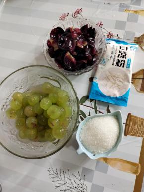 把葡萄剥皮，葡萄皮和葡萄果肉分开装，再准备白糖4勺，白凉粉100克！