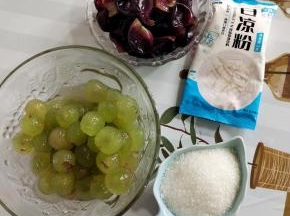把葡萄剥皮，葡萄皮和葡萄果肉分开装，再准备白糖4勺，白凉粉100克！